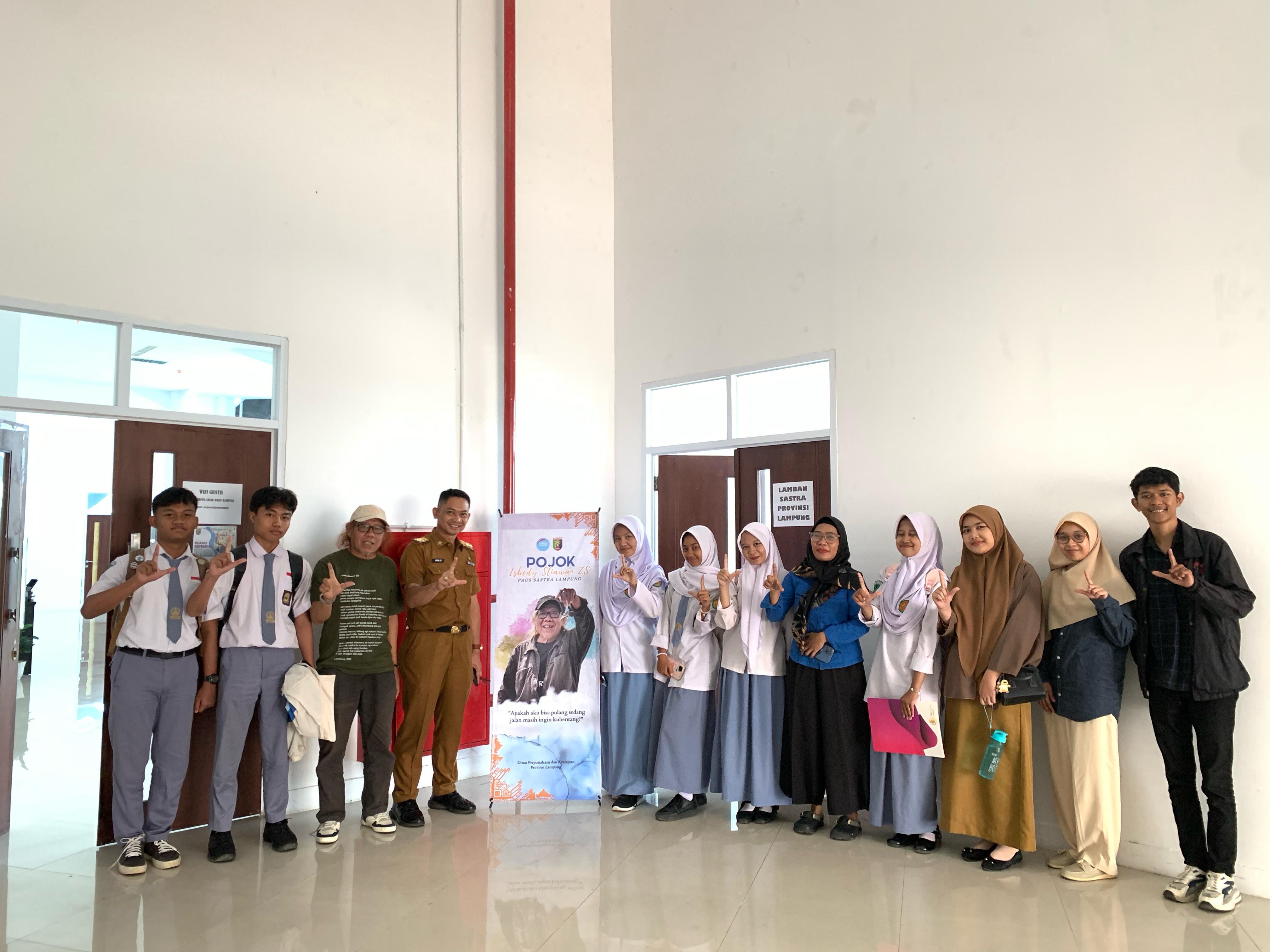 Enam Siswa SMA Al Huda Kunjungi Lamban Sastra